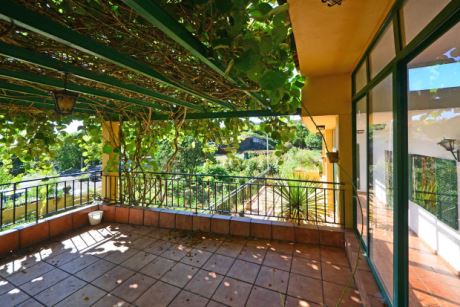 Mit Pergola beschattete Terrasse