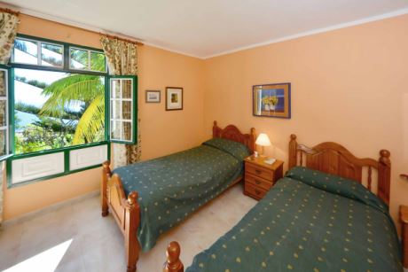 Schlafzimmer 1