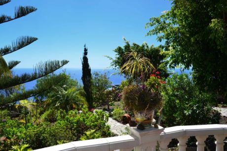 Blick von der überdachten Terrasse auf den Atlantik