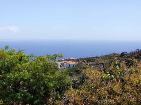 Blick vom Grundstück über das Haupthaus zum Atlantik