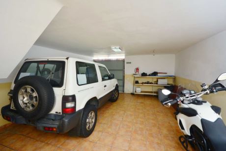 EG, Treppenhaus zu Garage und Arbeitszimmer / Werkstatt