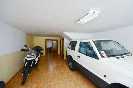 EG, Treppenhaus zu Garage und Arbeitszimmer / Werkstatt