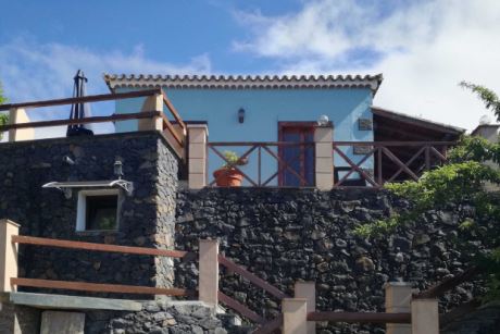 Solide Natursteinbauweise aus handbehauenem Basalt