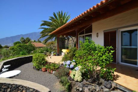 �berdachte Westterrasse