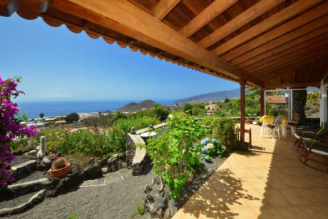 �berdachte Westterrasse