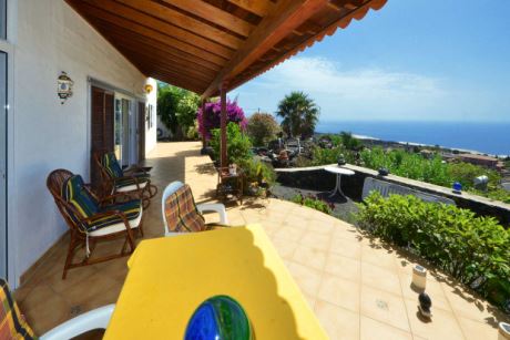 �berdachte Westterrasse