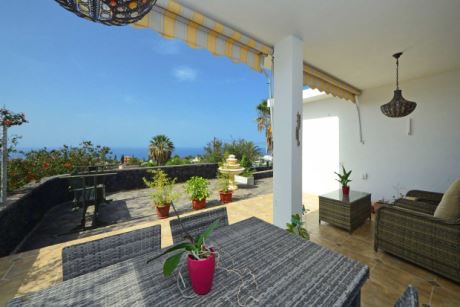 �berdachte Terrasse mit Meerblick