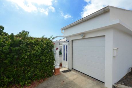 Garage mit Automatiktor