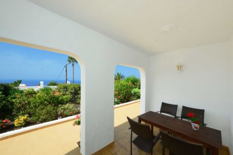 Überdachte Westterrasse mit Meerblick