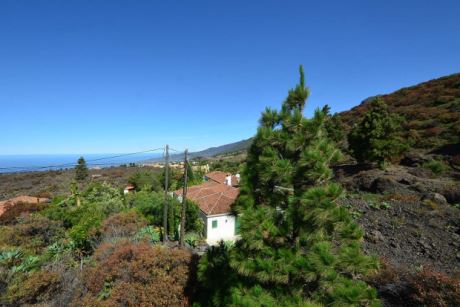 Blick vom 'Hausberg' ber das Anwesen und den Atlantik