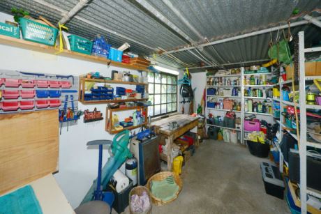 Weitere, separate Werkstatt / gro�er Lagerraum