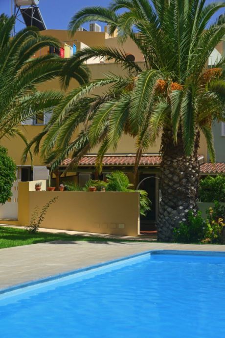 Blick über den Gemeinschaftspool auf das Haus