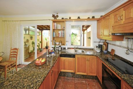 EG Küche, Zugang zur überdachten Terrasse