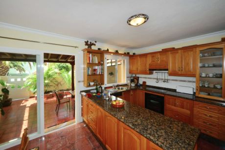 EG Küche, Zugang zur überdachten Terrasse