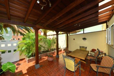 Überdachte Terrasse, Zugang zum Poolbereich