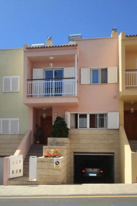 Ansicht von Süden mit Zufahrt zur Garage