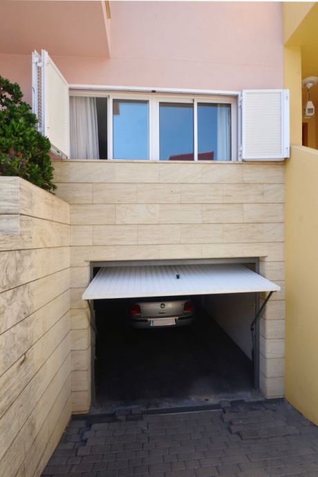 Ansicht von Süden mit Zufahrt zur Garage