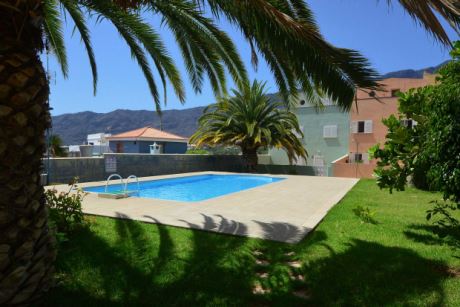 Gemeinschaftspool mit sehr gepflegter Grünanlage