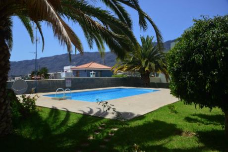 Gemeinschaftspool mit sehr gepflegter Grünanlage