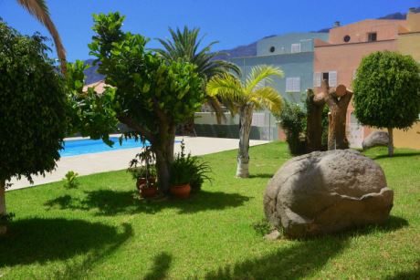 Gemeinschaftspool mit sehr gepflegter Grünanlage