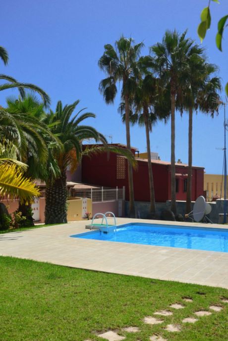 Gemeinschaftspool mit sehr gepflegter Grünanlage