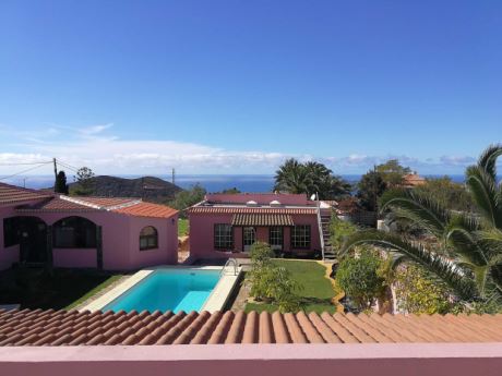 Blick von der Dachterrasse über die Anlage zum Atlantik