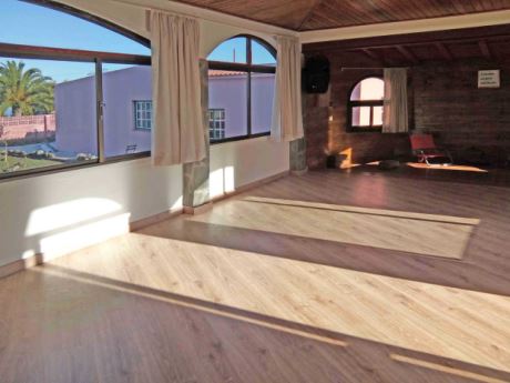 Haupthaus, Seminarraum mit abgedecktem Jacuzzi