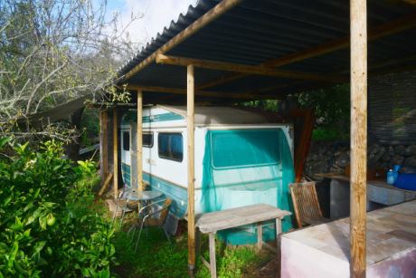 �berdachter Wohnwagen