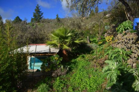 �berdachter Wohnwagen