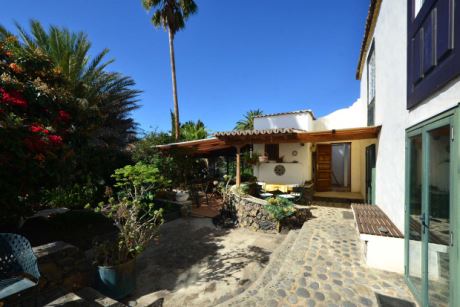 Innenhof mit gro�z�giger, �berdachter Terrasse und Au�enk�ch