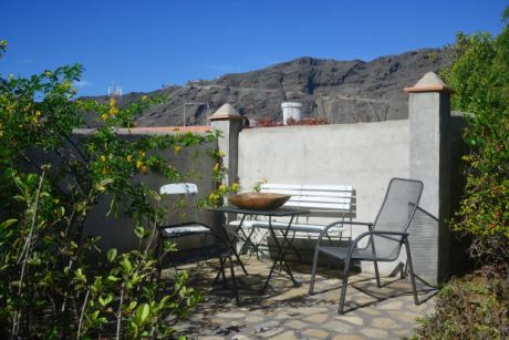 Schön angelegter Garten mit altem Baumbestand