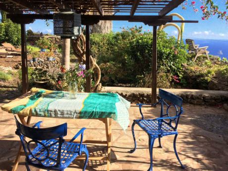 Beschattete Terrasse des Ateliers