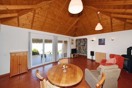 Groes Wohnzimmer mit Meerblick