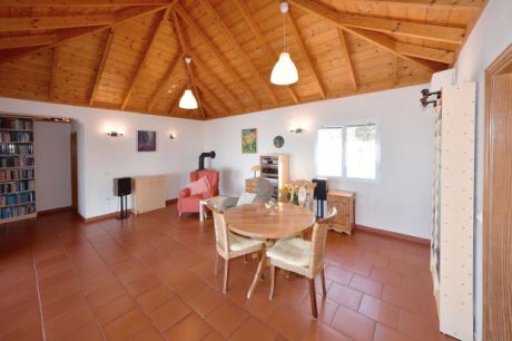 Groes Wohnzimmer mit Meerblick