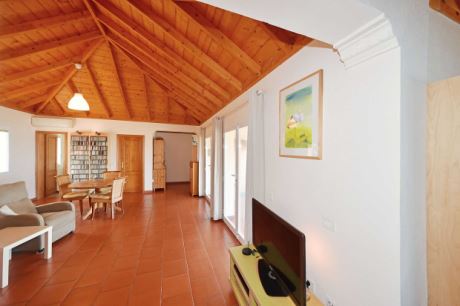 Groes Wohnzimmer mit Meerblick