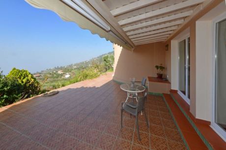 berdachte Terrasse mit weit ausfahrbarer Markise