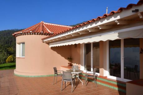 berdachte Terrasse mit weit ausfahrbarer Markise