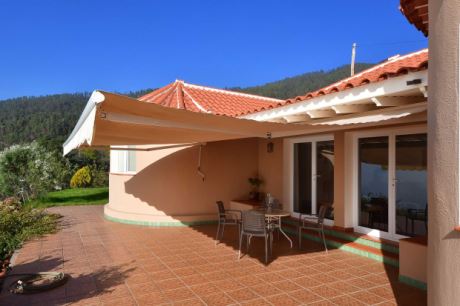 berdachte Terrasse mit weit ausfahrbarer Markise