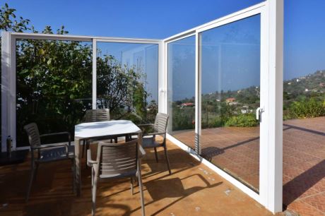 Auch gegen Nordwestwind geschtzte Terrasse