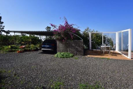 Auch gegen Nordwestwind geschtzte Terrasse und Carport