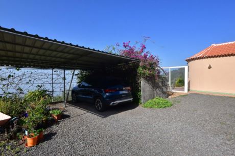 Auch gegen Nordwestwind geschtzte Terrasse und Carport