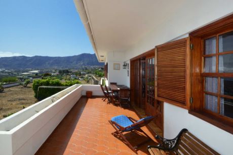 �berdachte Terrasse vor dem Wohnzimmer