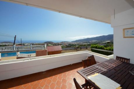 �berdachte Terrasse vor dem Wohnzimmer mit Blick auf Pool und Atlantik
