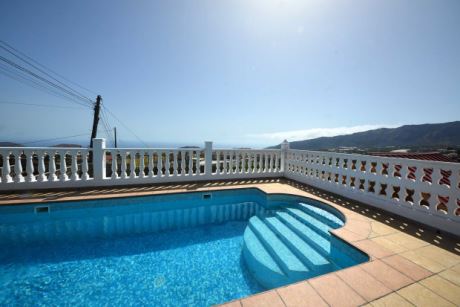 Pool mit herrlichem Meerblick