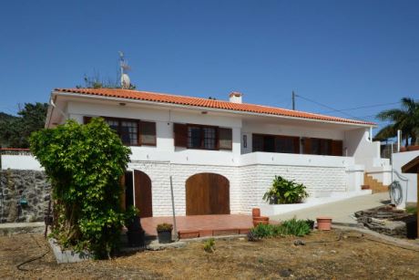 Ansicht von S�dwesten, Tore der Garagen im Untergeschoss