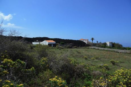 Blick nach Sdwesten ber den Lavastrom (Gebude gehren nicht dazu)