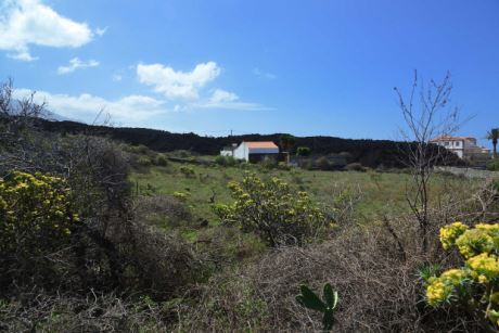 Blick nach Sdwesten ber den Lavastrom (Gebude gehren nicht dazu)