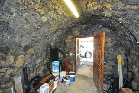 Bodega oder Keller im Halbuntergeschoss