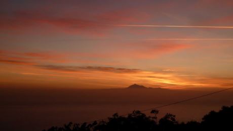 Der Teide auf der Nachbarinsel Tenerife im Sonnenaufgang