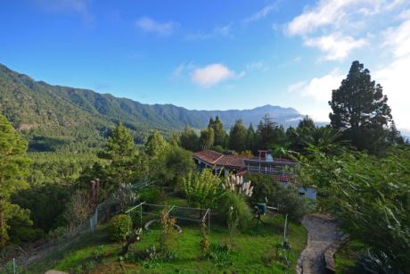 Blick von der Tachterrasse des Gstehauses ber das Anwesen